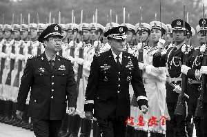 22日,中国人民解放军总参谋长房峰辉(左)在北京为到访的美军参谋长联席会议主席邓普西举行欢迎仪式。