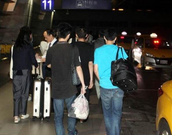 台湾电信诈骗犯回台就狂欢,酒店人员:真想揍他们
