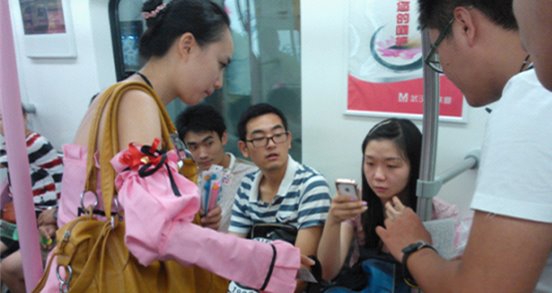 北京地铁乞讨/邀请扫码屡禁不止,交通执法队要放大招